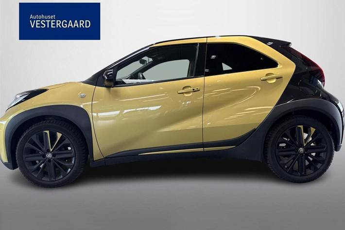 Gul Toyota Aygo X fra 2023