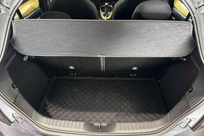 Gul Toyota Aygo X fra 2023