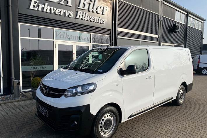 Hvid Opel Vivaro fra 2022 set udefra