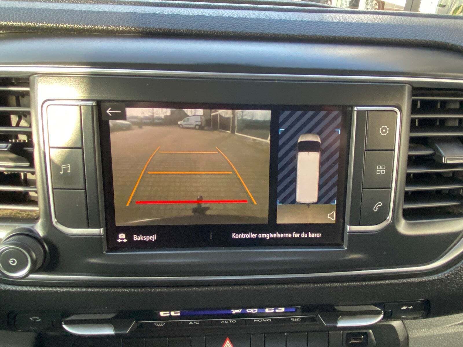 Hvid Opel Vivaro fra 2022