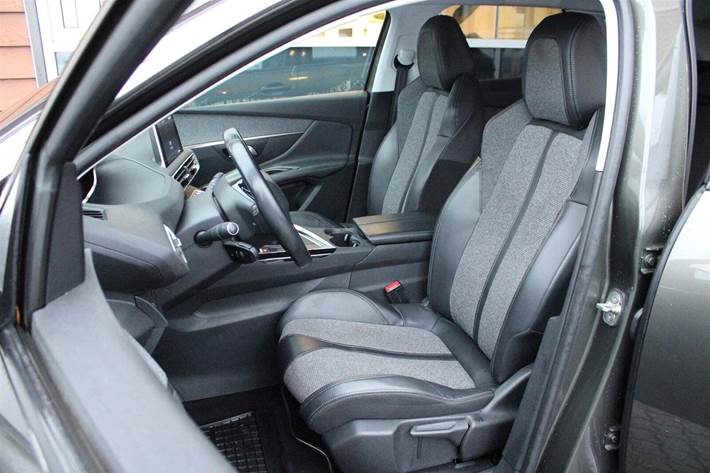 Grå Peugeot 3008 fra 2017