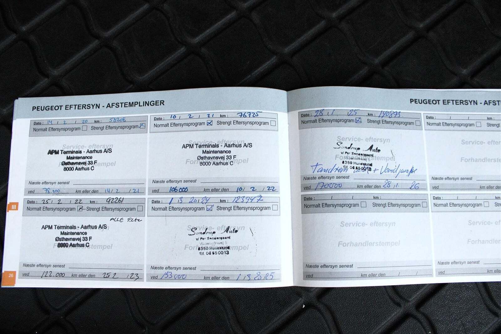 Grå Peugeot 3008 fra 2017