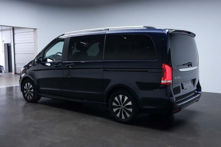 Blå Mercedes EQV300 fra 2020