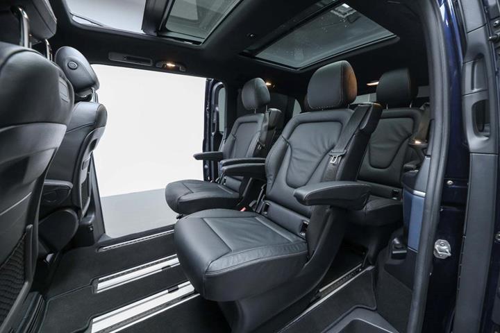 Blå Mercedes EQV300 fra 2020