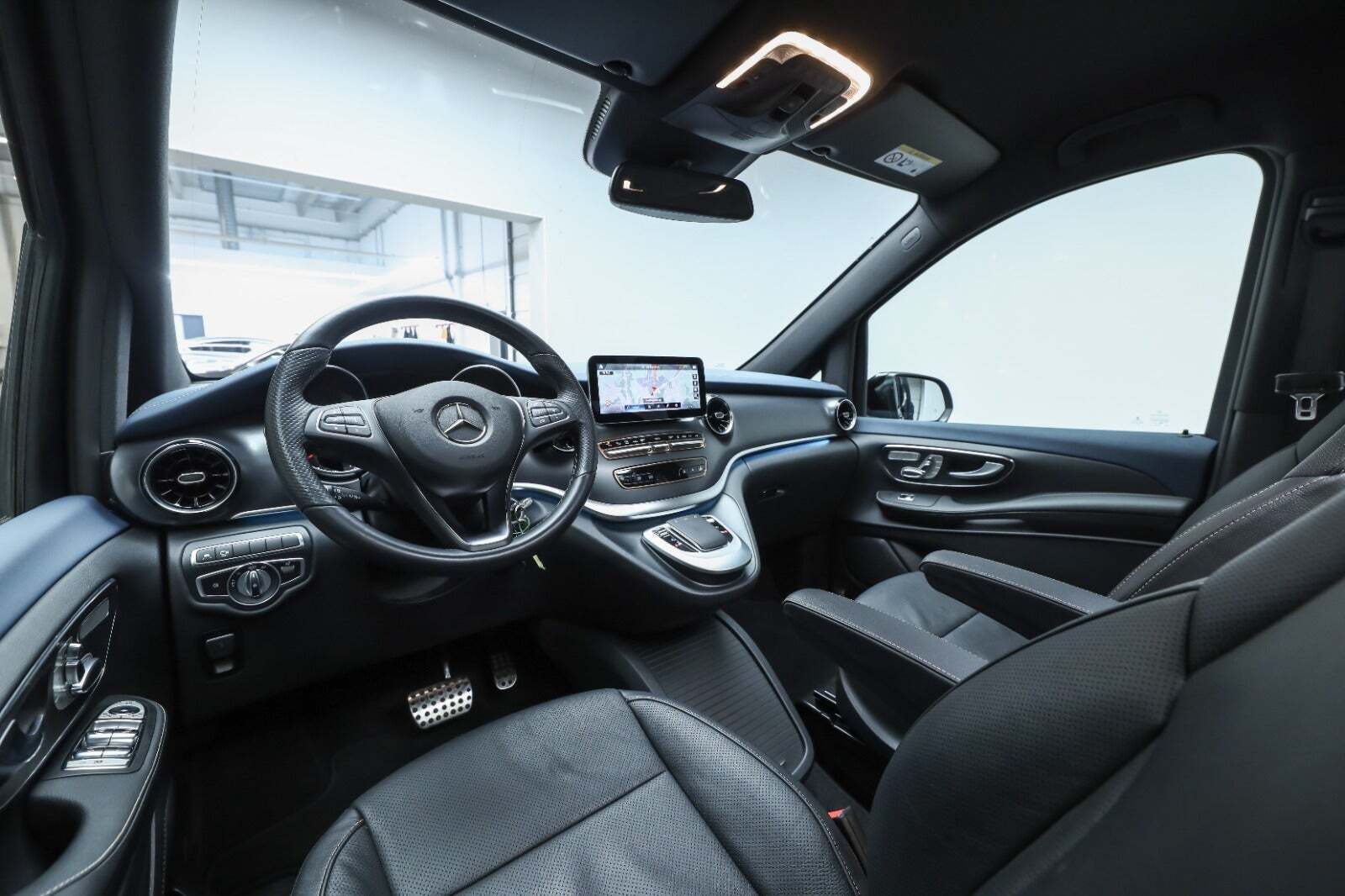 Blå Mercedes EQV300 fra 2020