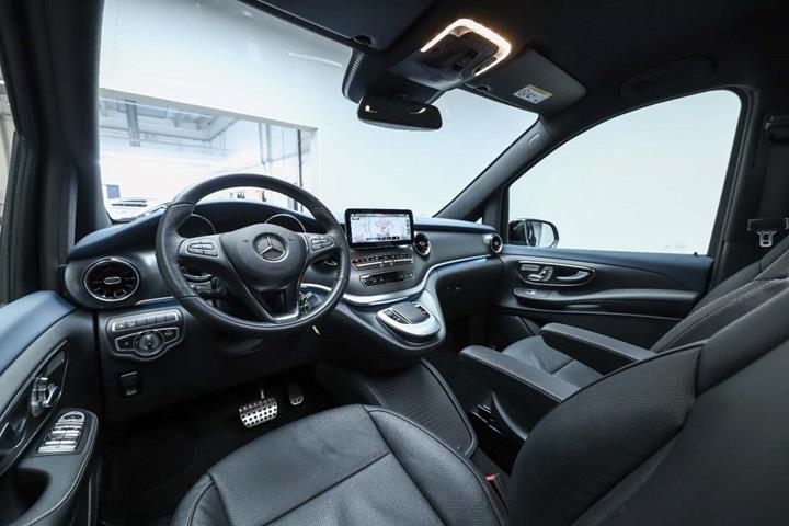 Blå Mercedes EQV300 fra 2020