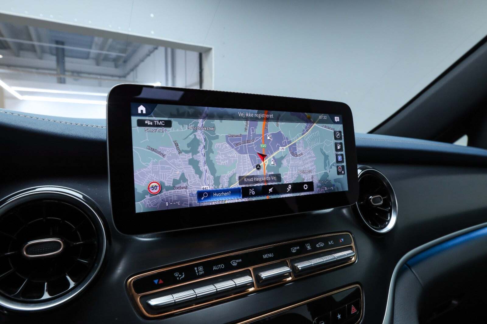 Blå Mercedes EQV300 fra 2020