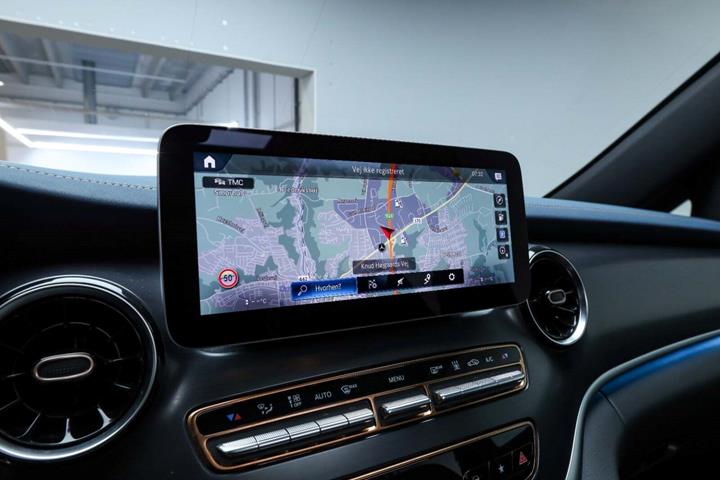 Blå Mercedes EQV300 fra 2020