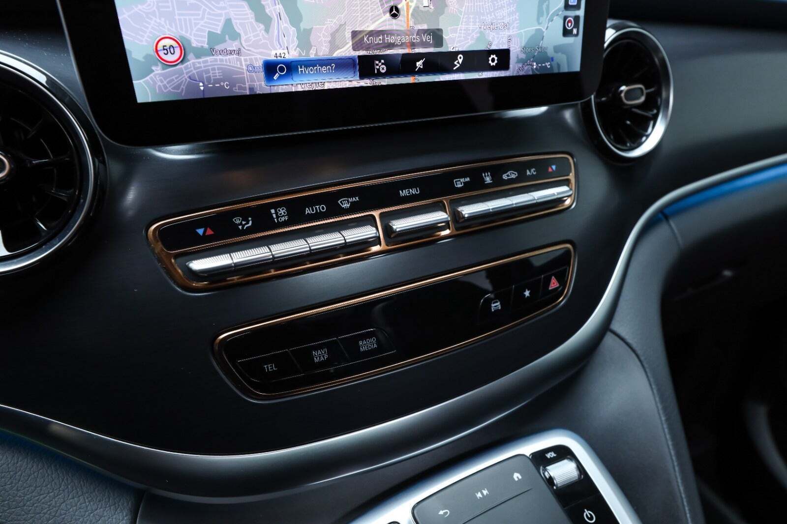 Blå Mercedes EQV300 fra 2020