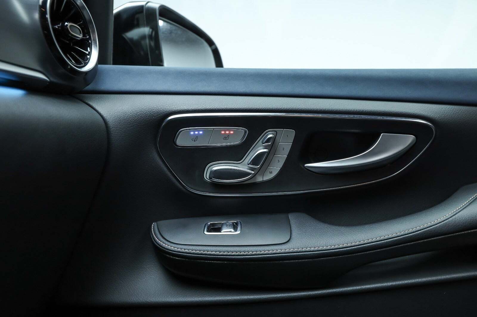 Blå Mercedes EQV300 fra 2020