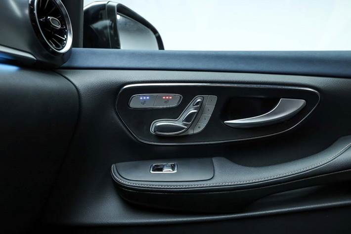 Blå Mercedes EQV300 fra 2020