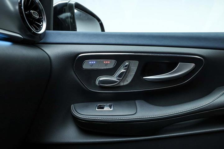 Blå Mercedes EQV300 fra 2020