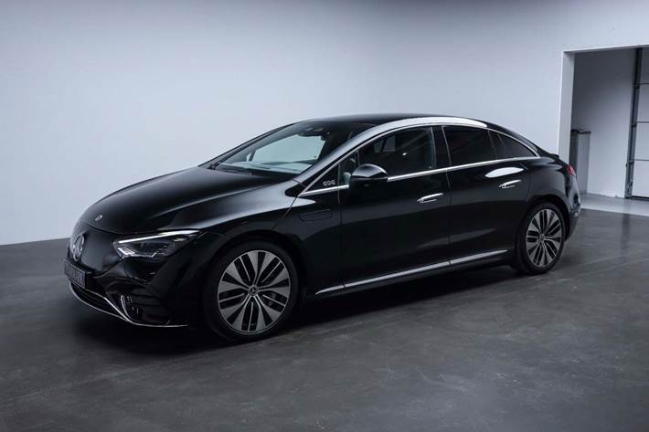 Sort Mercedes EQE350 fra 2024