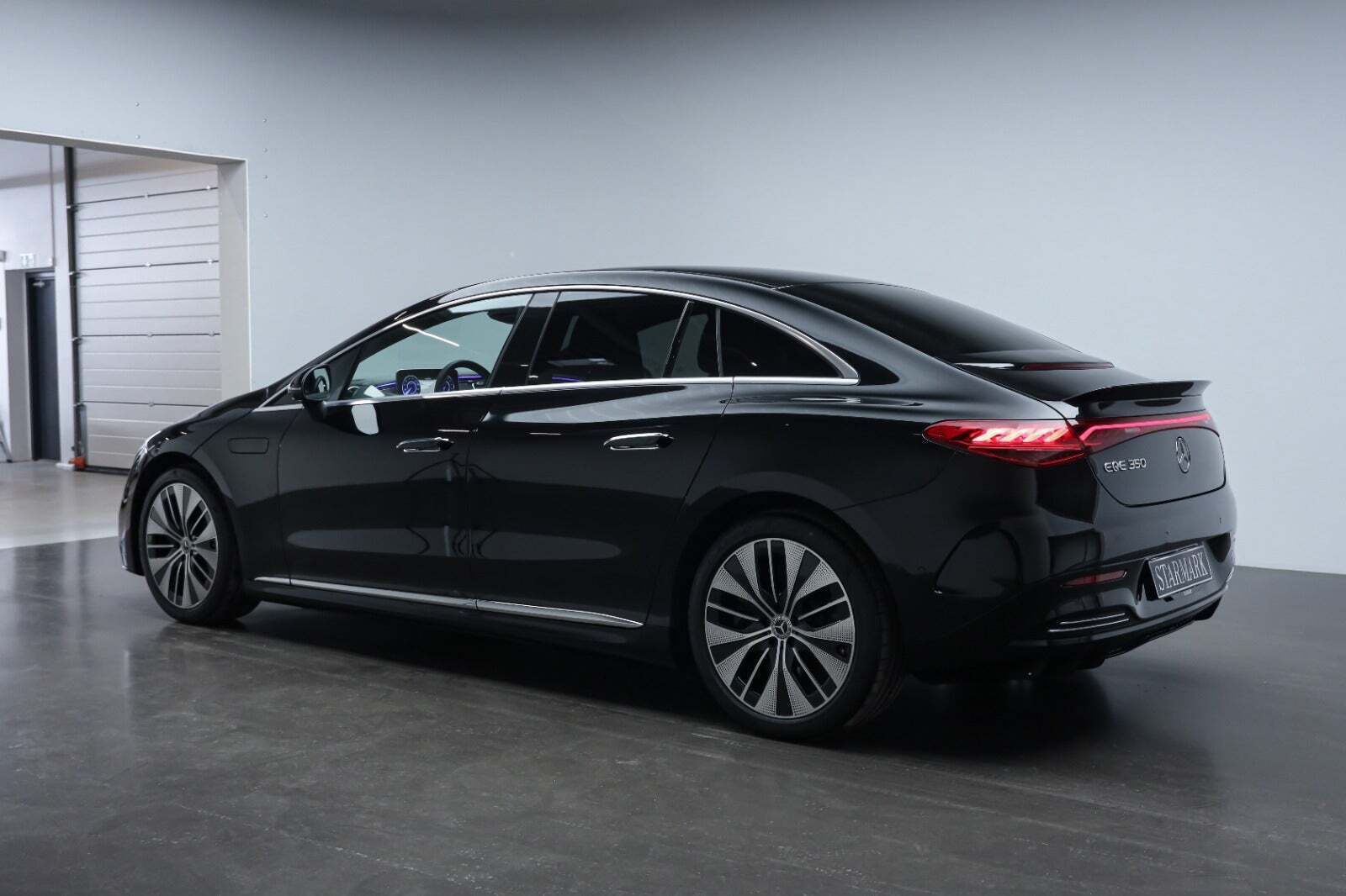 Sort Mercedes EQE350 fra 2024
