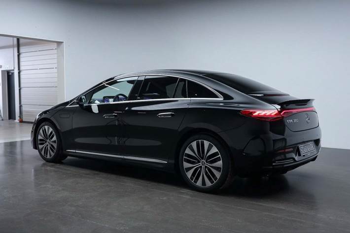 Sort Mercedes EQE350 fra 2024