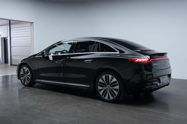 Sort Mercedes EQE350 fra 2024