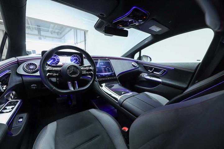 Sort Mercedes EQE350 fra 2024