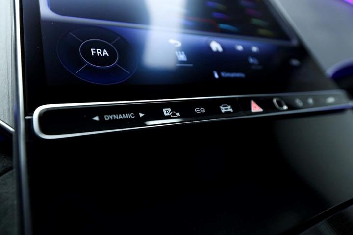 Sort Mercedes EQE350 fra 2024