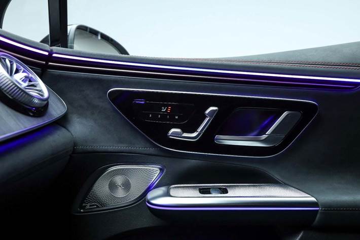 Sort Mercedes EQE350 fra 2024