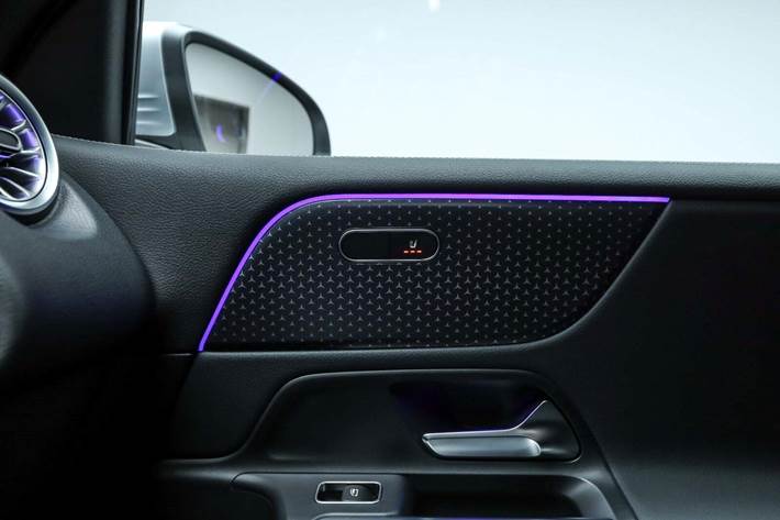 Sølv Mercedes EQB350 fra 2025