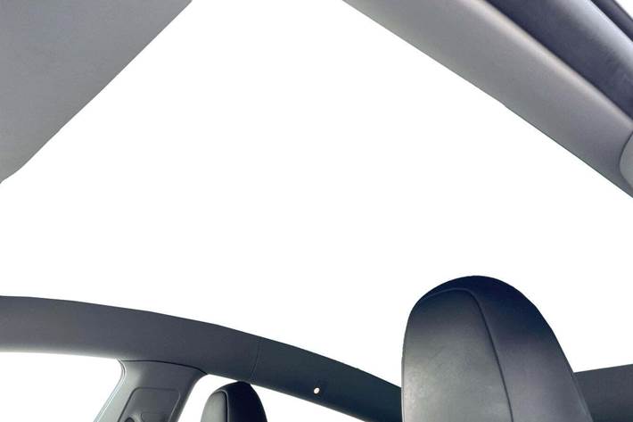 Sort Tesla Model Y fra 2023