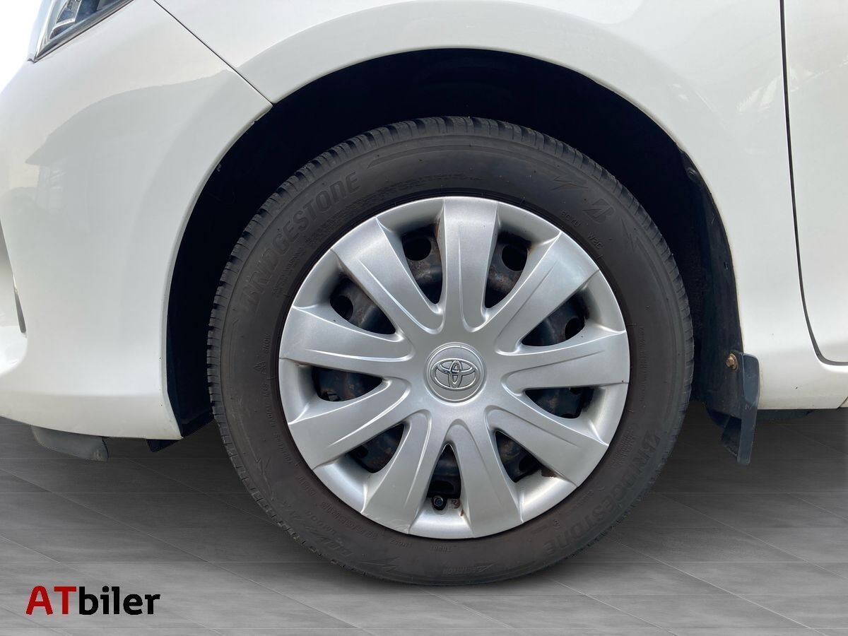 Hvid Toyota Yaris fra 2015