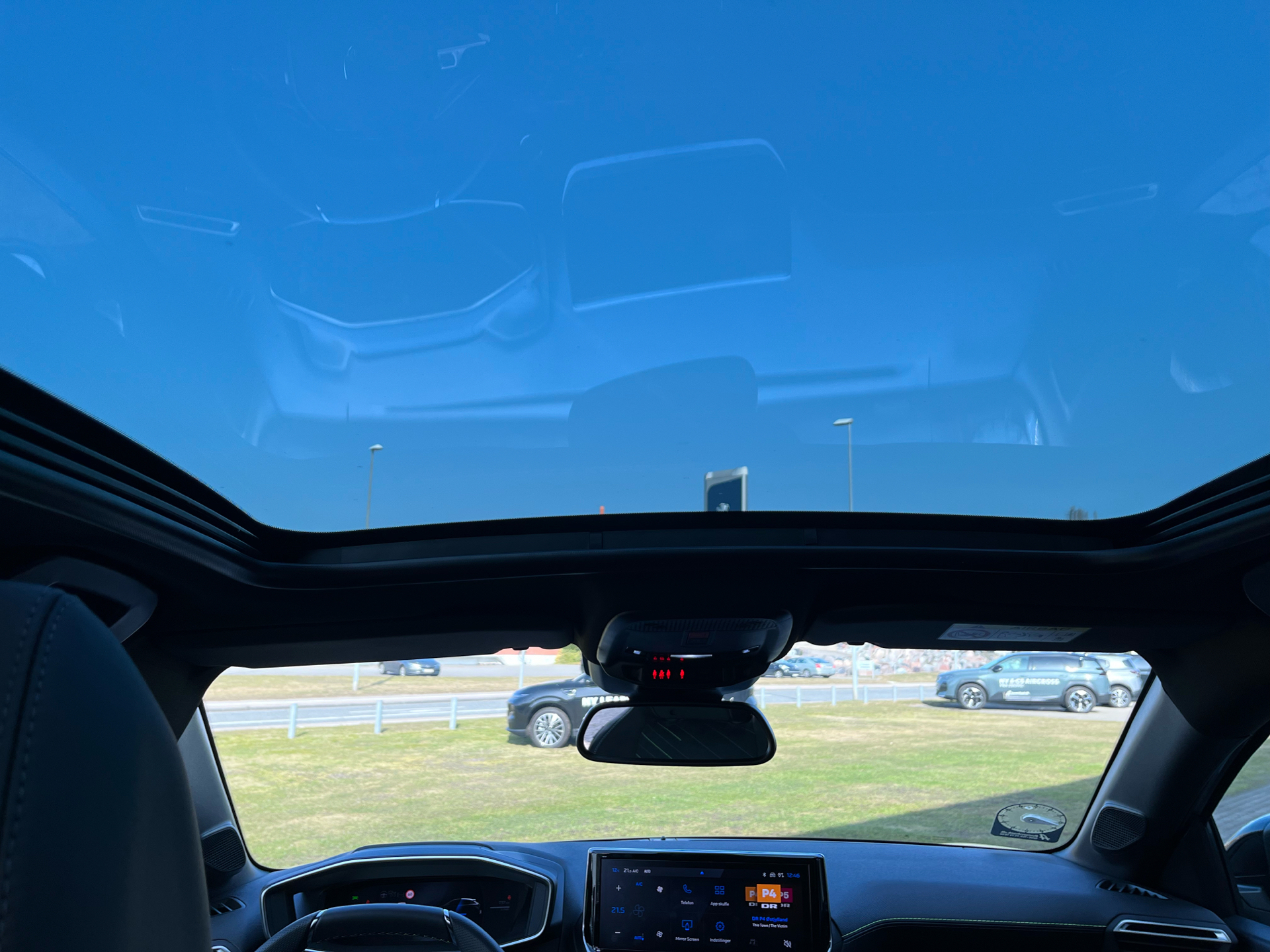 Hvid Peugeot e-208 fra 2025