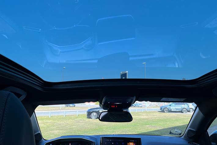 Hvid Peugeot e-208 fra 2025