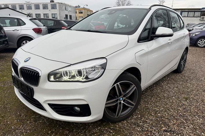 Hvid BMW 225xe fra 2016