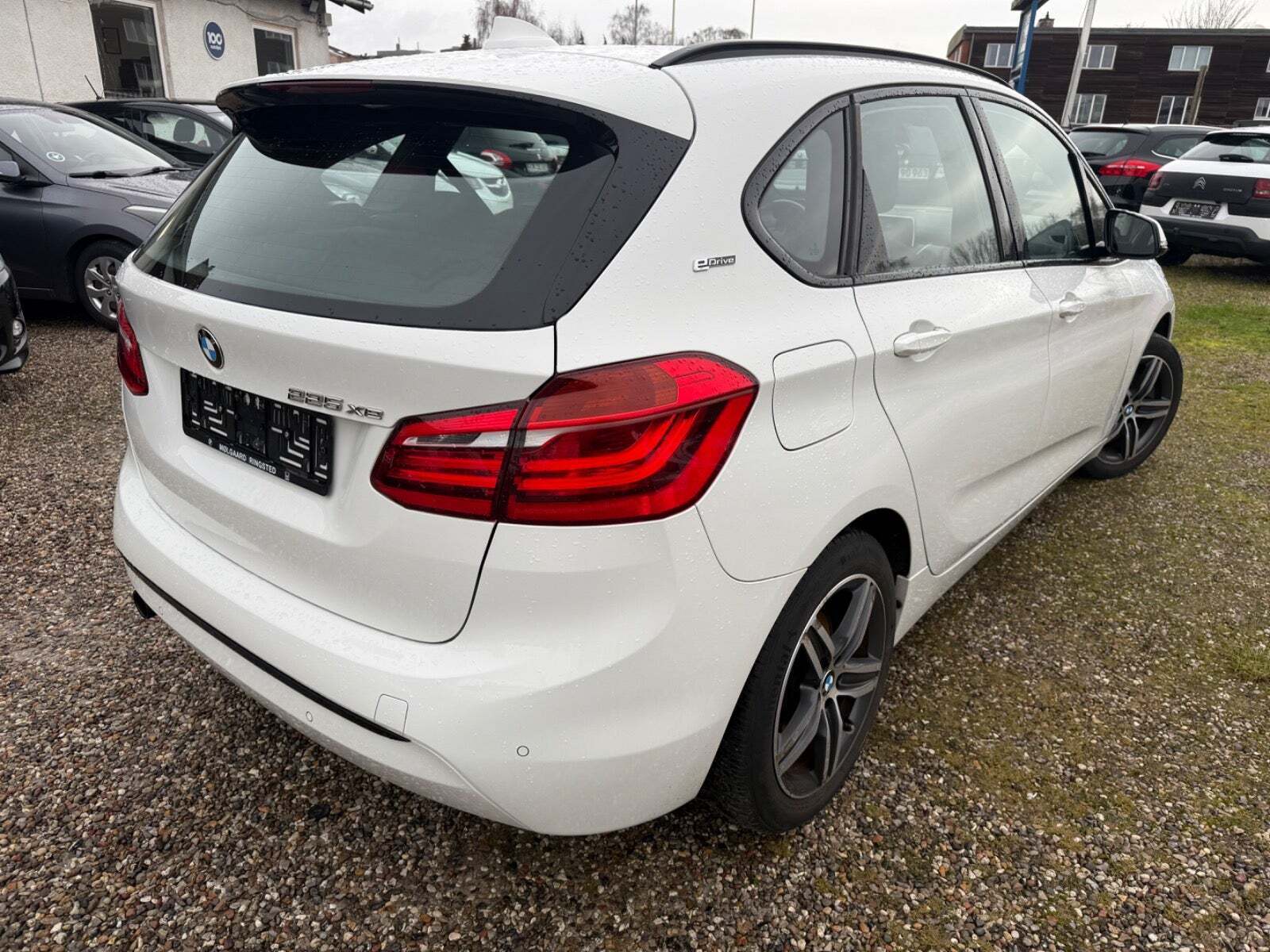 Hvid BMW 225xe fra 2016