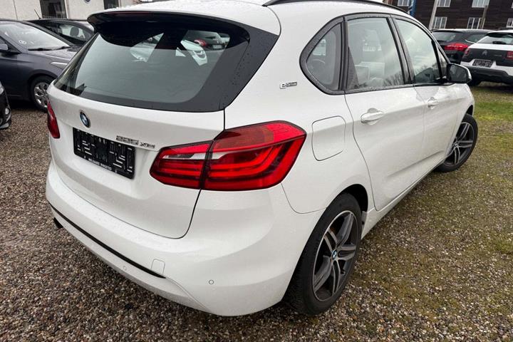 Hvid BMW 225xe fra 2016
