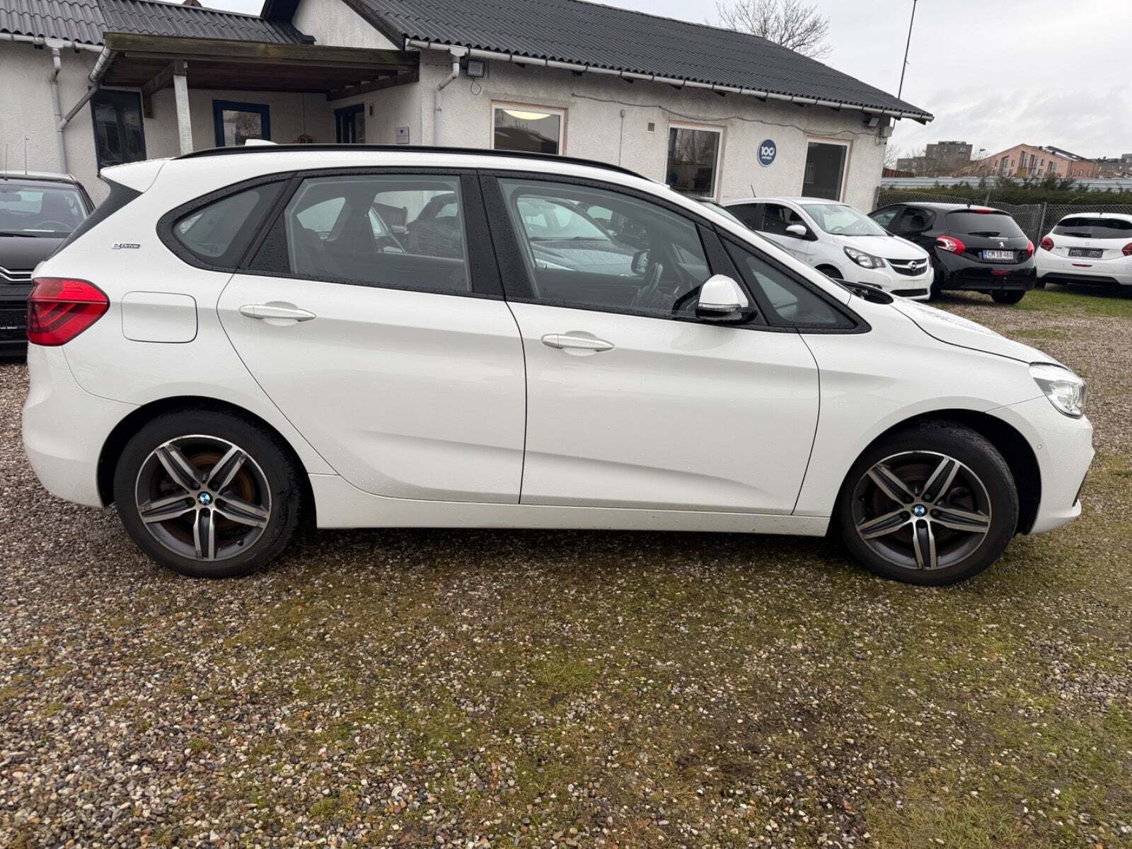 Hvid BMW 225xe fra 2016