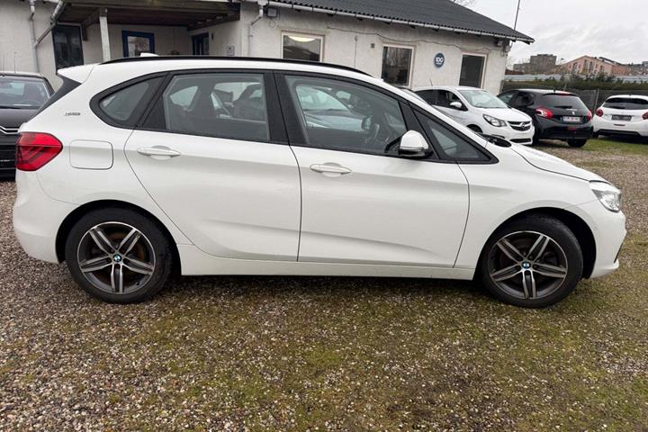 Hvid BMW 225xe fra 2016