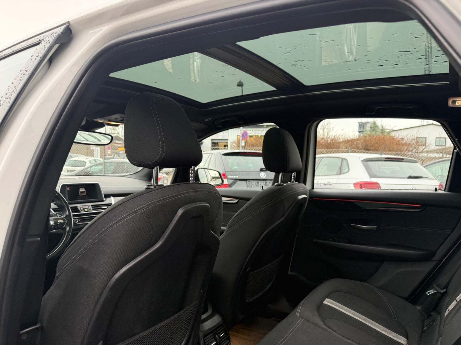 Hvid BMW 225xe fra 2016