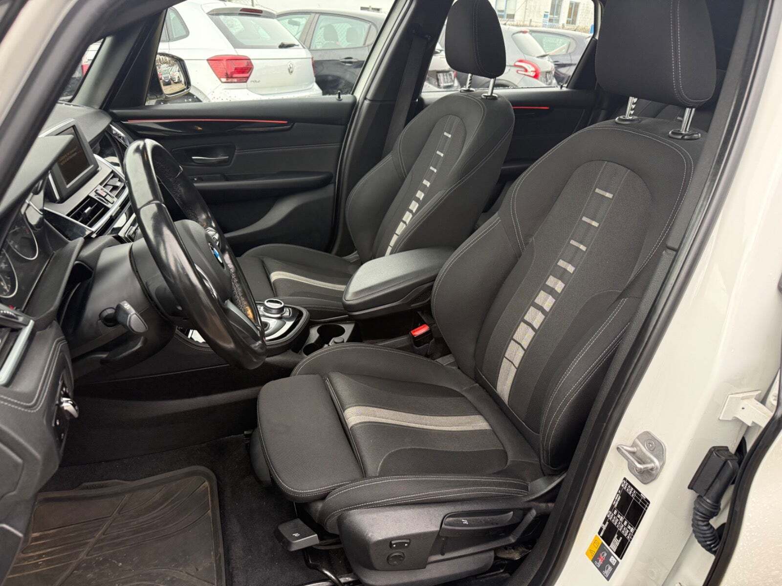 Hvid BMW 225xe fra 2016