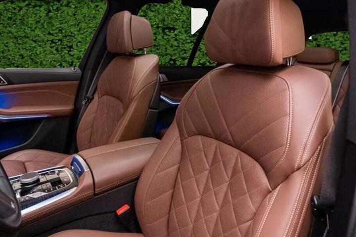 Grå BMW X5 fra 2024