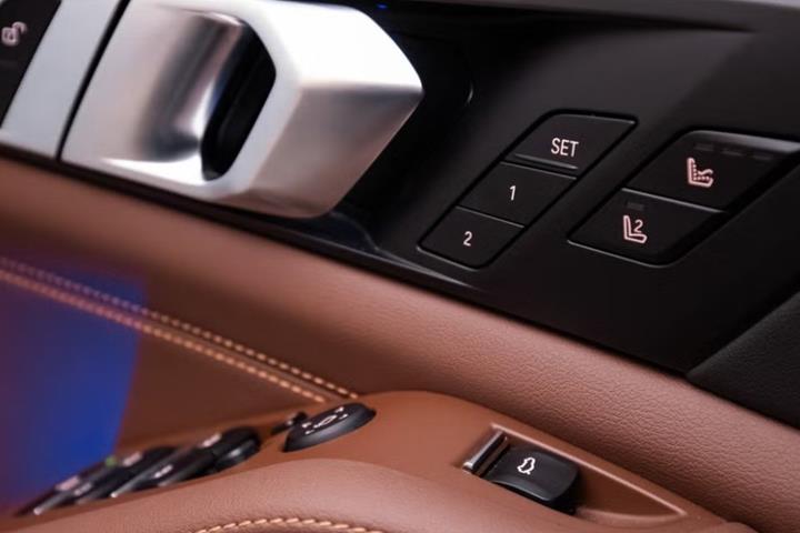 Grå BMW X5 fra 2024