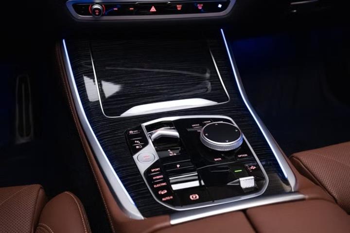 Grå BMW X5 fra 2024