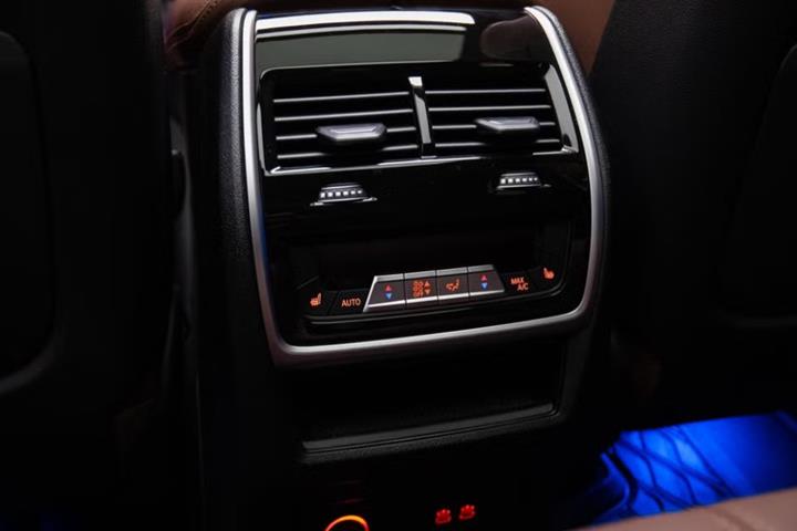 Grå BMW X5 fra 2024
