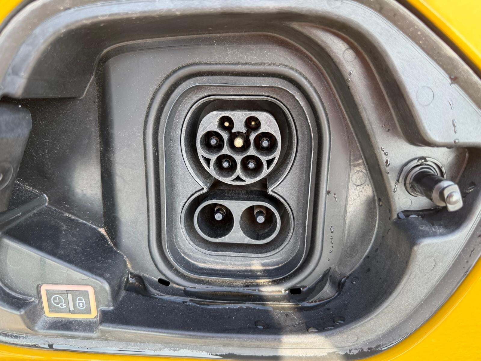 Gul Peugeot e-208 fra 2022