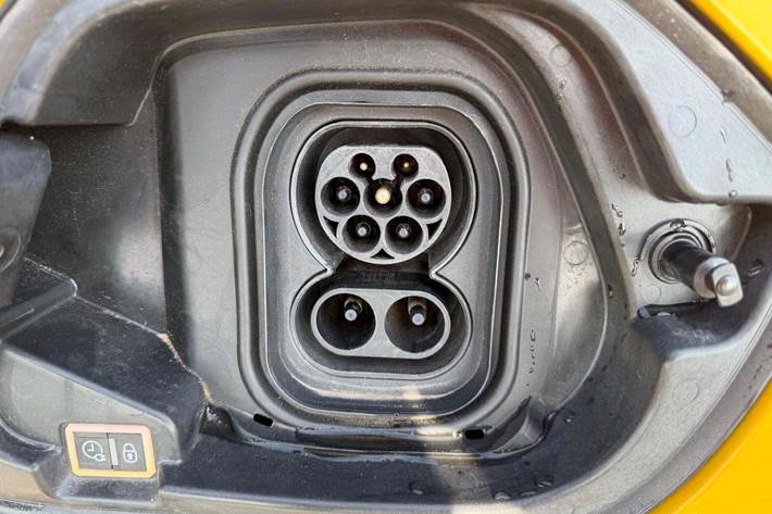 Gul Peugeot e-208 fra 2022