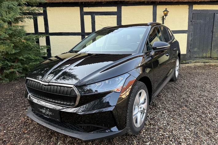 Sort Skoda Enyaq fra 2024 set udefra