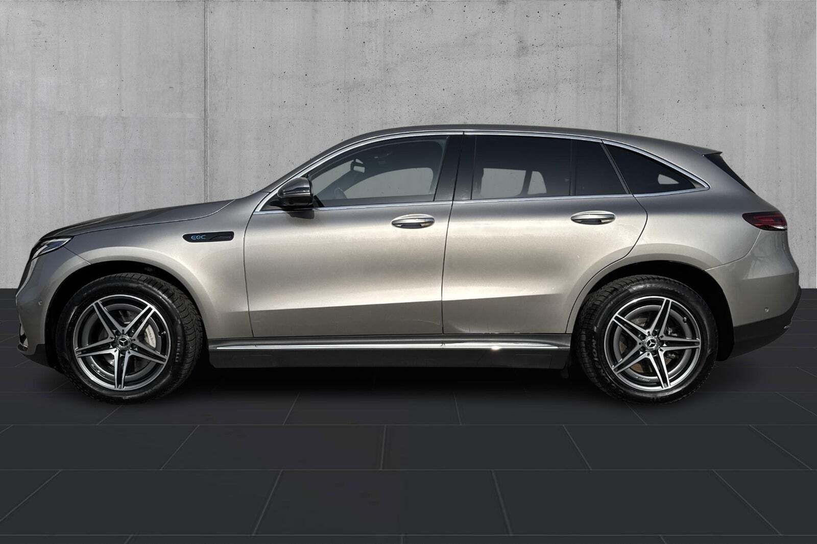 Gul Mercedes EQC400 fra 2022