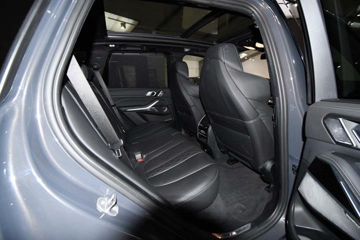 Grå BMW X5 fra 2022