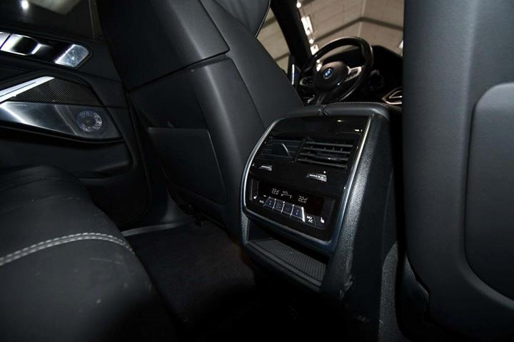 Grå BMW X5 fra 2022