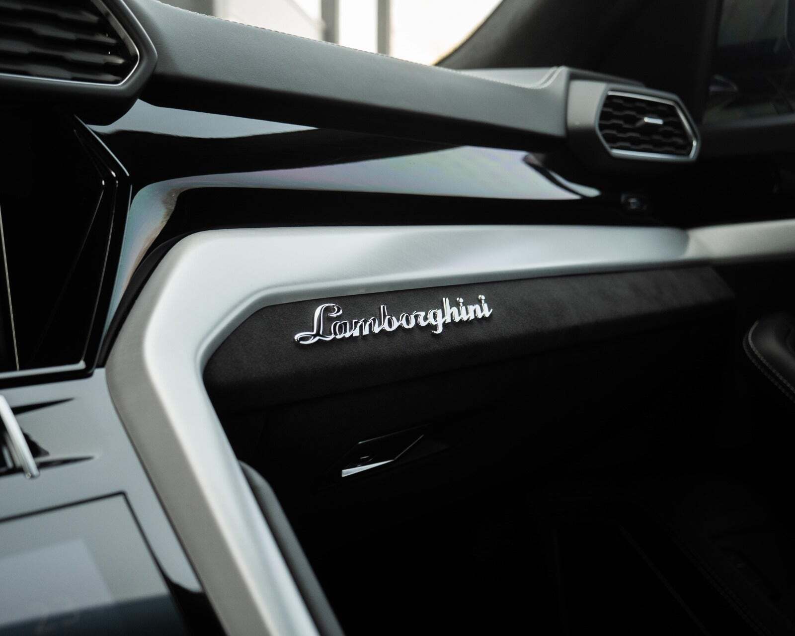 Grå Lamborghini Urus fra 2019