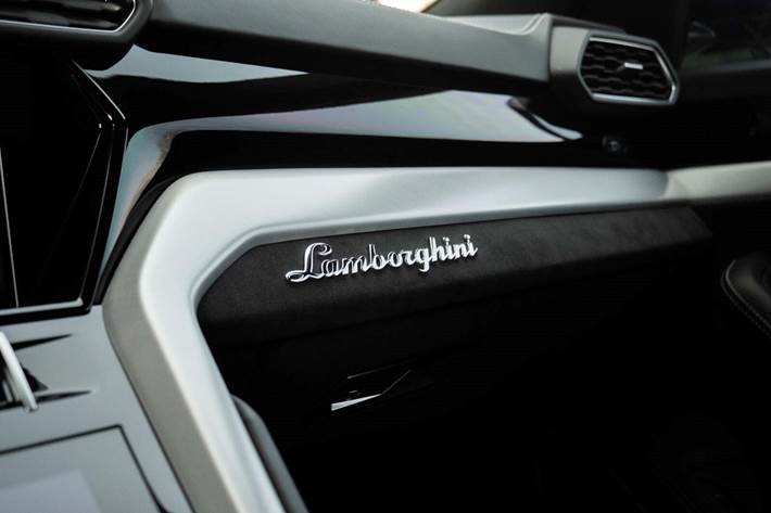 Grå Lamborghini Urus fra 2019