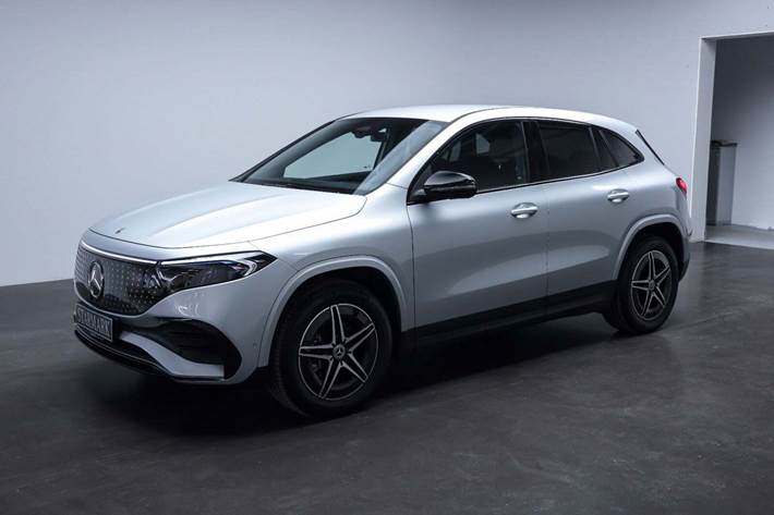 Sølv Mercedes EQA250+ fra 2025 set udefra