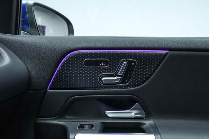 Blå Mercedes EQA250+ fra 2024