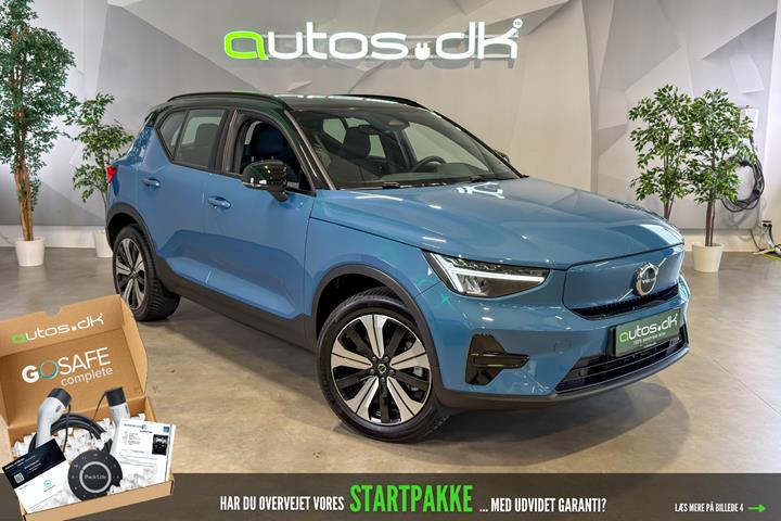 Blå Volvo XC40 fra 2023 set udefra
